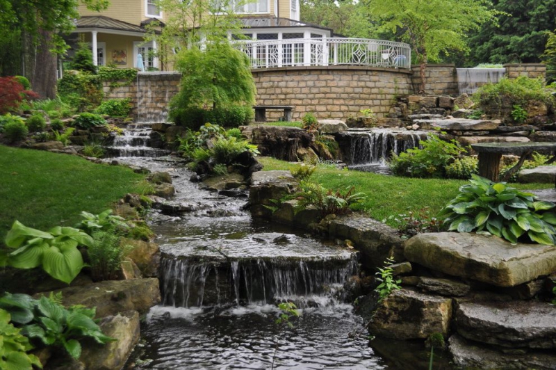 paysagiste-ESCRAGNOLLES-min_landscaping-rock-louisville-ky-traditional-landscape-and-boulders-brick-wall-bushes-grass-koi-law